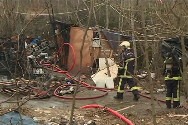 Les sapeurs pompiers ont éteint le feu qui avait pris dans un tas de déchets