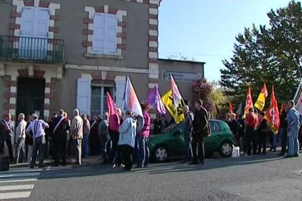 Elus et habitants se sont rassemblés, ce jeudi, devant la trésorerie de Saint-Martin-d'Auxigny (Cher). 