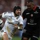 L'Anglais Jack Nowell, avec le maillot blanc du Stade rochelais, prend le meilleur face au Néo-Zélandais Piula Fa'asalele du Stade toulousain.