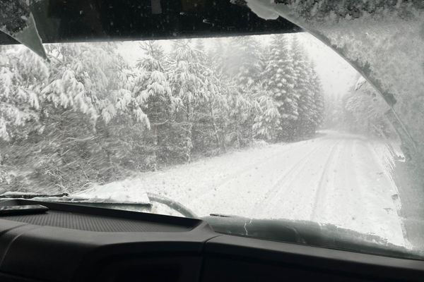 À Mende, les services de déneigement comptent déjà 10 cm de neige en début de matinée, samedi 8 février 2025.