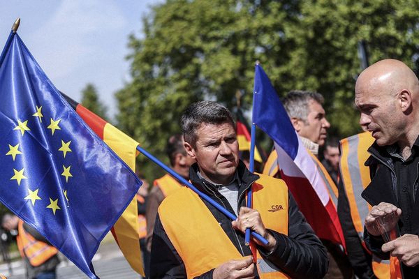 Plusieurs centaines de salariés de Saint-Louis ont manifesté contre la décision prise le 25 avril par Südzucker - groupe allemand dont Saint-Louis est une filiale et plus grand sucrier d'Europe - de fermer deux sites de production en France.