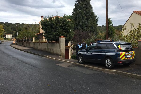 Une femme de 78 ans a été découverte morte à son domicile, ici derrière les arbres, à Estagel, ce jeudi 11 novembre 2021.