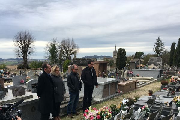 La famille de Paquita Parra recueillie sur la tombe après l'inhumation