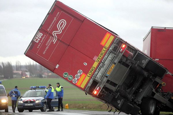 Photo d'illustration : la remorque d'un camion renversé par une rafale de vent