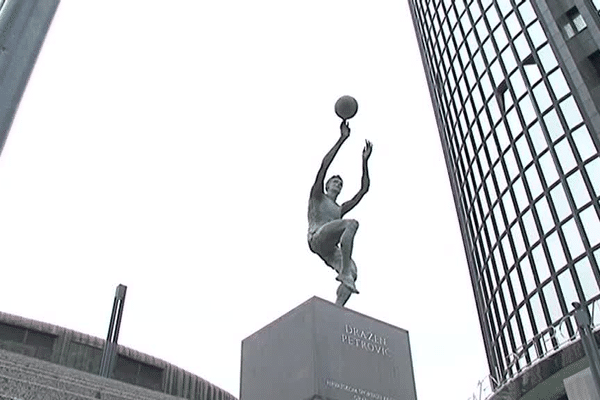 Zagreb a honoré la mémoire de Drazen petrovic avec une statue