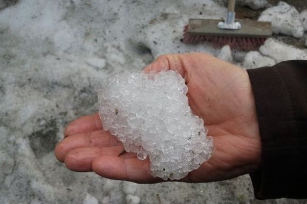 Un reste de grêlon après l'orage à Pezens