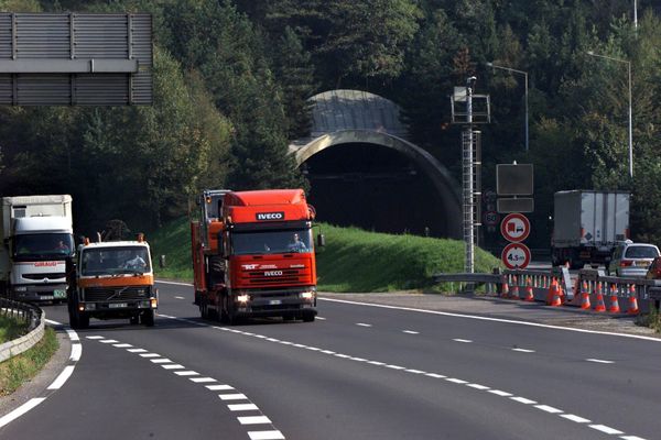 Illustration. L'accident s'est produit peu après 13h, 300 m après la sortie du tunnel des Monts.