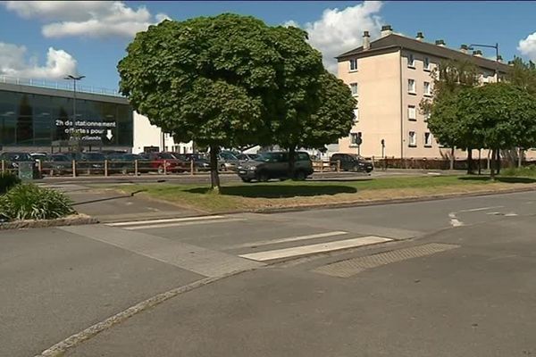 Le lieu de l'accident à l'angle de la rue de Châtillon et du boulevard Louis Volclair