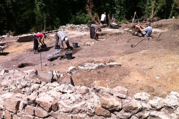 Des fouilleurs sur le site de la forteresse arverne.