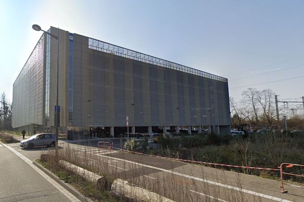 Le parking est situé juste en face de la clinique Rhéna à Strasbourg.