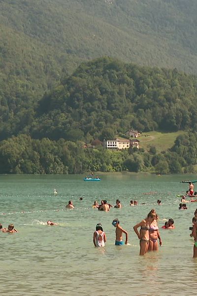 Le lac d'Aiguebelette en Savoie, situé à une heure de route de Grenoble et de Lyon,  le 20 août 2024.