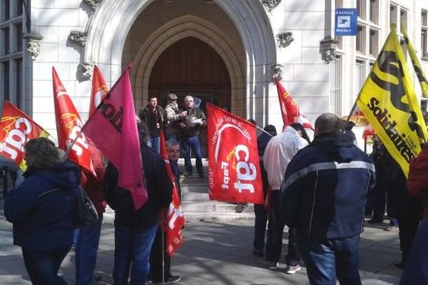 Les services de la Poste en grève à Bourges (Cher) - 23 mars 2016