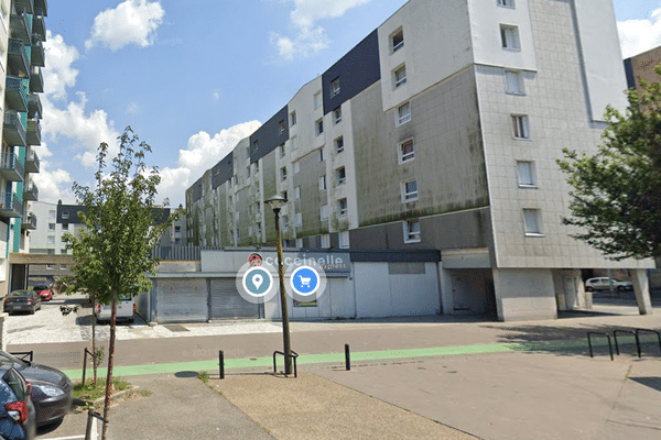 L'homme est tombé sur le toit de ce supermarché au Havre, depuis le deuxième étage de l'immeuble.