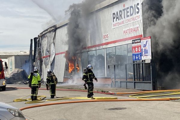 Une importante fumée se dégage des locaux de l'entreprise Partedis, les pompiers sur place pour juguler l'incendie.