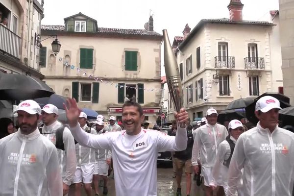 Bixente Lizarazu dans les rues de Saint-Jean-de-Luz, brandissant fièrement la flamme olympique, lundi 20 mai 2024.