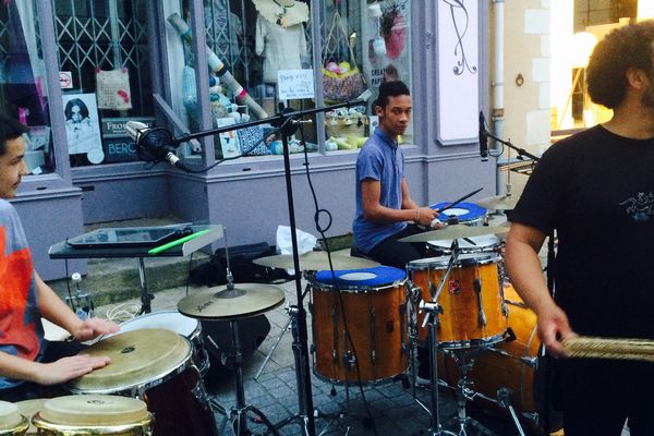 Le maloya un style de musique de l'ile de la Réunion joué par le groupe TKJM à Château-Gontier