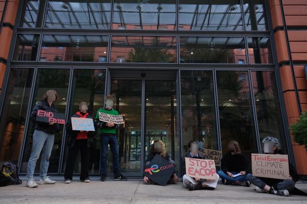 Les militants de Youth Climate Lyon devant le siège de Total Marketing France à Lyon, le 23 septembre 2022.