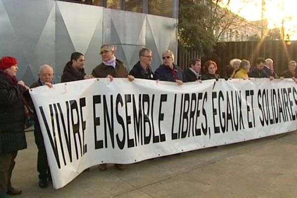 Rassemblement de citoyens sur l'île de Nantes 