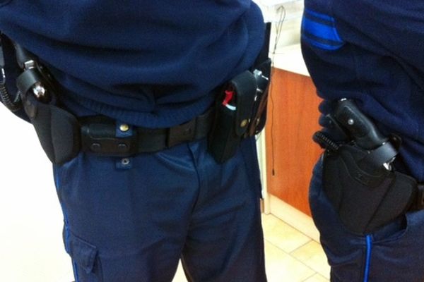 Désormais, les policiers municipaux de Nouzonville (08) portent une arme de service.