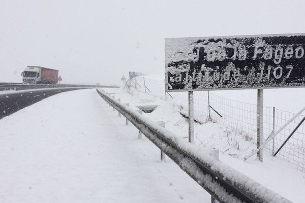 La neige est tombée en quantité au Col de la Fageole, mais la route est bien dégagée.