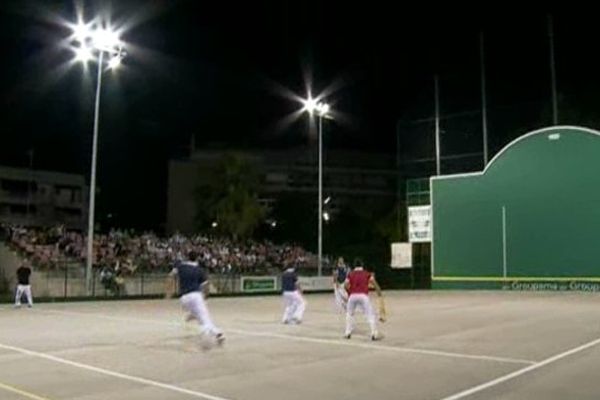 L'équipe de Cannes de pelote basque affronte sur son terrain Biarritz.