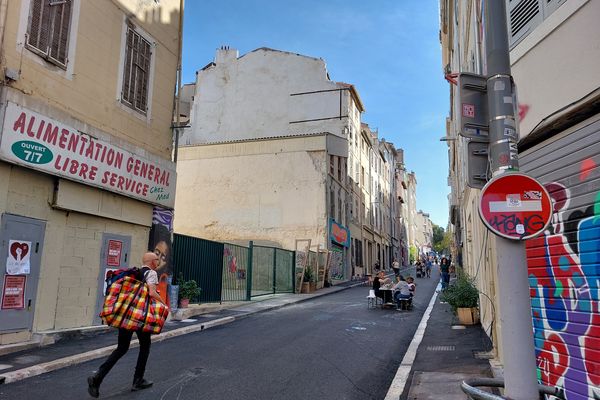 Rue d'Aubagne, novembre 2024 : les habitants passent chaque jour devant "la dent creuse", ce vide laissé par l'effondrement des immeubles.