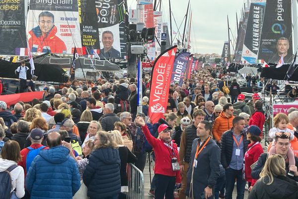 La foule des grands jours sur les pontons à J-2 du départ du Vendée Globe 2024