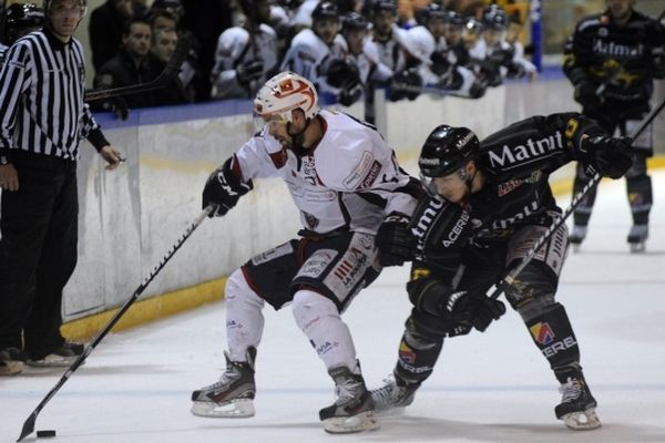 Les Dragons de Rouen et les Ducs d'Angers lors du match 6 des play-offs de la finale de la Ligue Magnus.