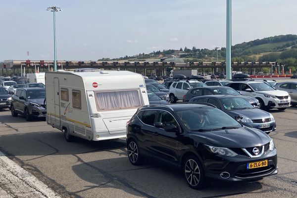 Le scénario d'une journée noire était annoncé mais le résultat n'a pas varié pour autant. Entre Lyon et Valence la circulation est extrêmement chargée. A 10h du matin, il faut 2h30 de plus que la normale pour faire Vienne (Isère) - Orange (Vaucluse).