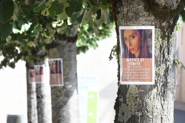 Des affiches placardées à Cagnac-les-Mines dans le Tarn pour réclamer justice et vérité après la disparition de Delphine Jubillar.