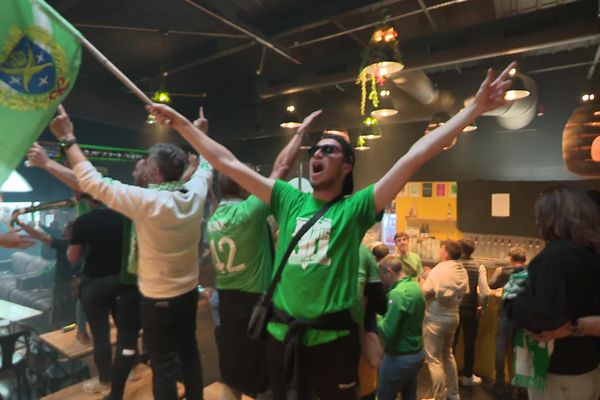 La joie des supporters stéphanois après la remontée en ligue 1 de leur club.