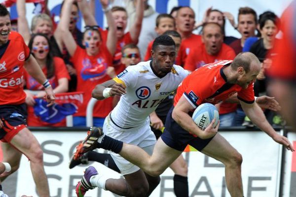 L'arrière du Stade Aurillacois, Jack McPhee, a inscrit le deuxième essai de son équipe contre Mont-de-Marsan en 1/2 finale de Pro D2.