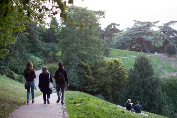 Le parc des Buttes-Chaumont, à Paris.