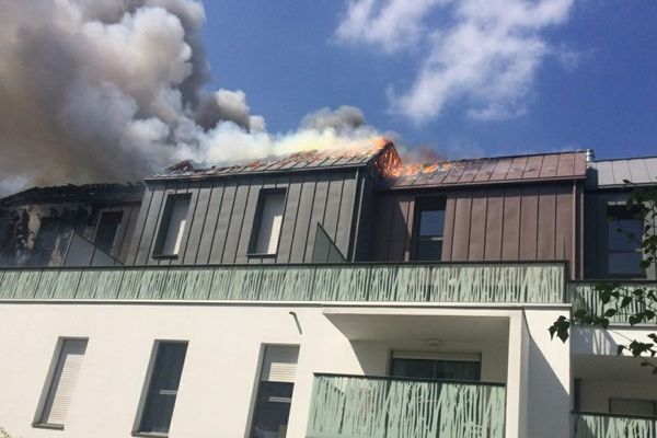 Impressionnant incendie près de la route de Lorient à Rennes