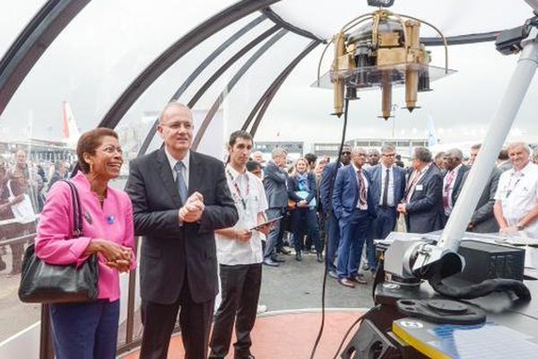 Georges Pau-Langevin, ministre des Outre-Mer sous la tente du CNES. 