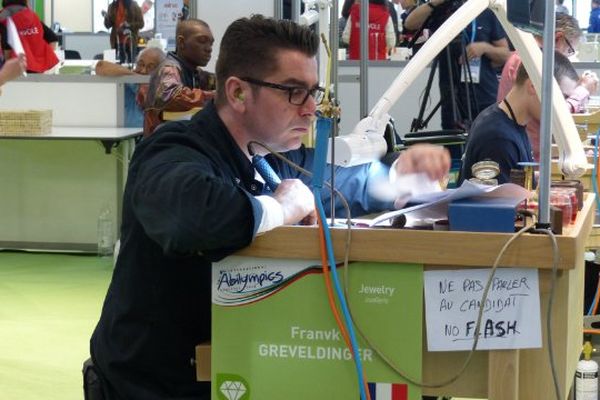 Franck Greveldinger en pleine épreuve joaillerie des  9emes Abilympics.