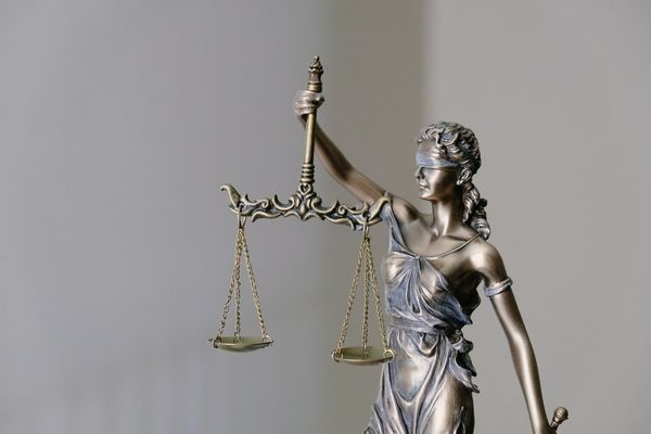 Déesse de la Justice, Thémis la représente grâce à de nombreux symboles qui lui sont associés. La balance, le glaive sont les plus connus mais le bandeau, le genou dénudé et la main de Justice sont aussi attachés à l'institution judiciaire.