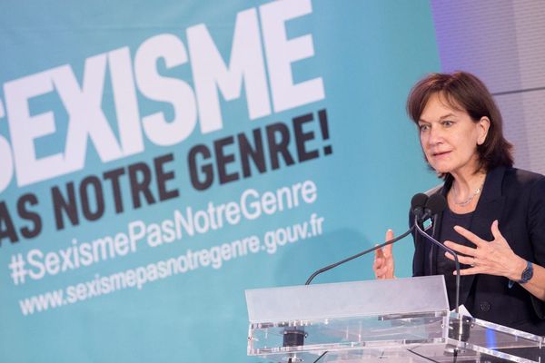 Laurence Rossignol Ministre des Familles de l Enfance et des Droits des femmes lors de la signature d'une convention avec la société ENGIE.