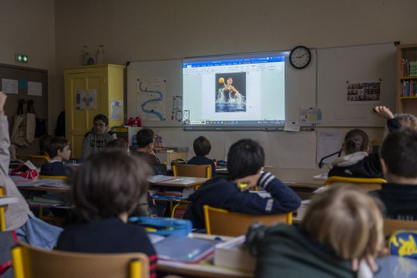 Dans les établissements où les professeurs manquent, les élèves sont parfois répartis dans les classes afin qu'ils n'accumulent pas trop de retard.