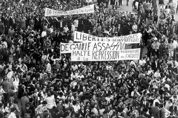 Marseille en mai 1968 - Reproduction d'une Photo "LE PROVENCAL"