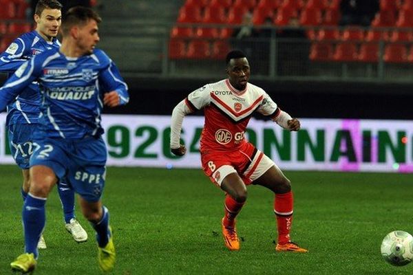 Valenciennes s'incline 1-2 contre Auxerre vendredi soir au stade du Hainaut 