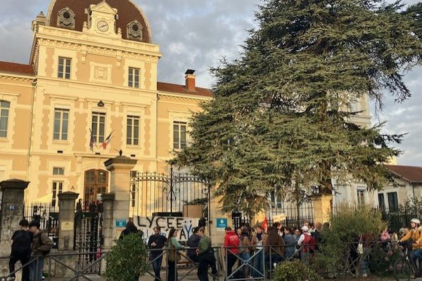 Devant le lycée Faÿs de Villeurbanne, des professeurs se sont retrouvés ce mardi 24 septembre à partir de 7h30.