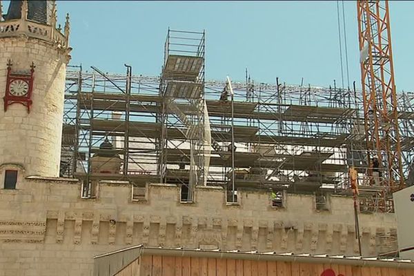 La dernière bâche recouvrant le toit de l'hôtel de ville de La Rochelle a été retirée, jeudi 21 juin.