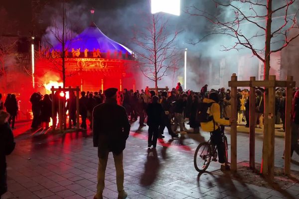 450 personnes encagoulées se sont réunies place Sainte-Anne à Rennes, jeudi 25 janvier dans la soirée.