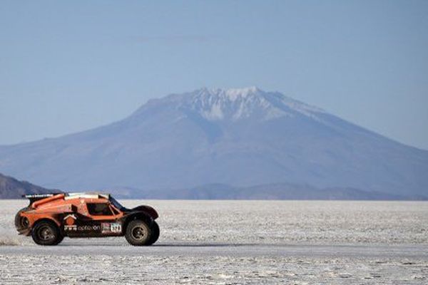 Ronan Chabot et Gilles Pillot dans le désert salin d'Uyuni, en Bolivie, lors du Dakar 2015.