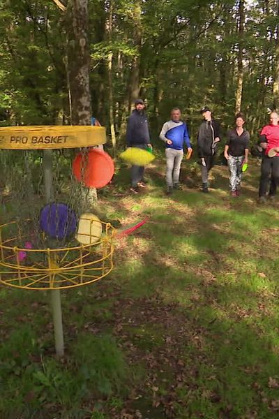 Partie de disc golf à la Prévalaye à Rennes