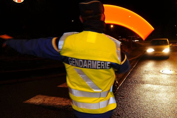 Le véhicule des fuyards a percuté celui des gendarmes, et "foncé" sur l'un des membres des forces de l'ordre, contraint de répliquer, rapporte la gendarmerie.