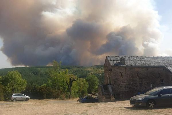 Des sautes de feu très importantes sur le flanc gauche du premier feu ont en effet généré un second sinistre, plus important que le premier, dans l'axe des gorges du Tarn