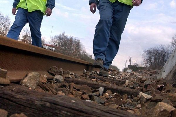 Suite aux menaces d'attentats en 2003/2004, des agents SNCF avaient du inspecter des lignes en France