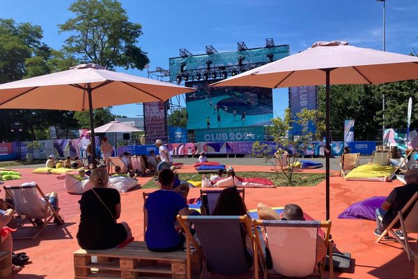 Transats et parasols obligatoires pour les supporters de l'équipe de France à Amnéville (Moselle) qui ont affronté la chaleur pour encourager les tricolores.